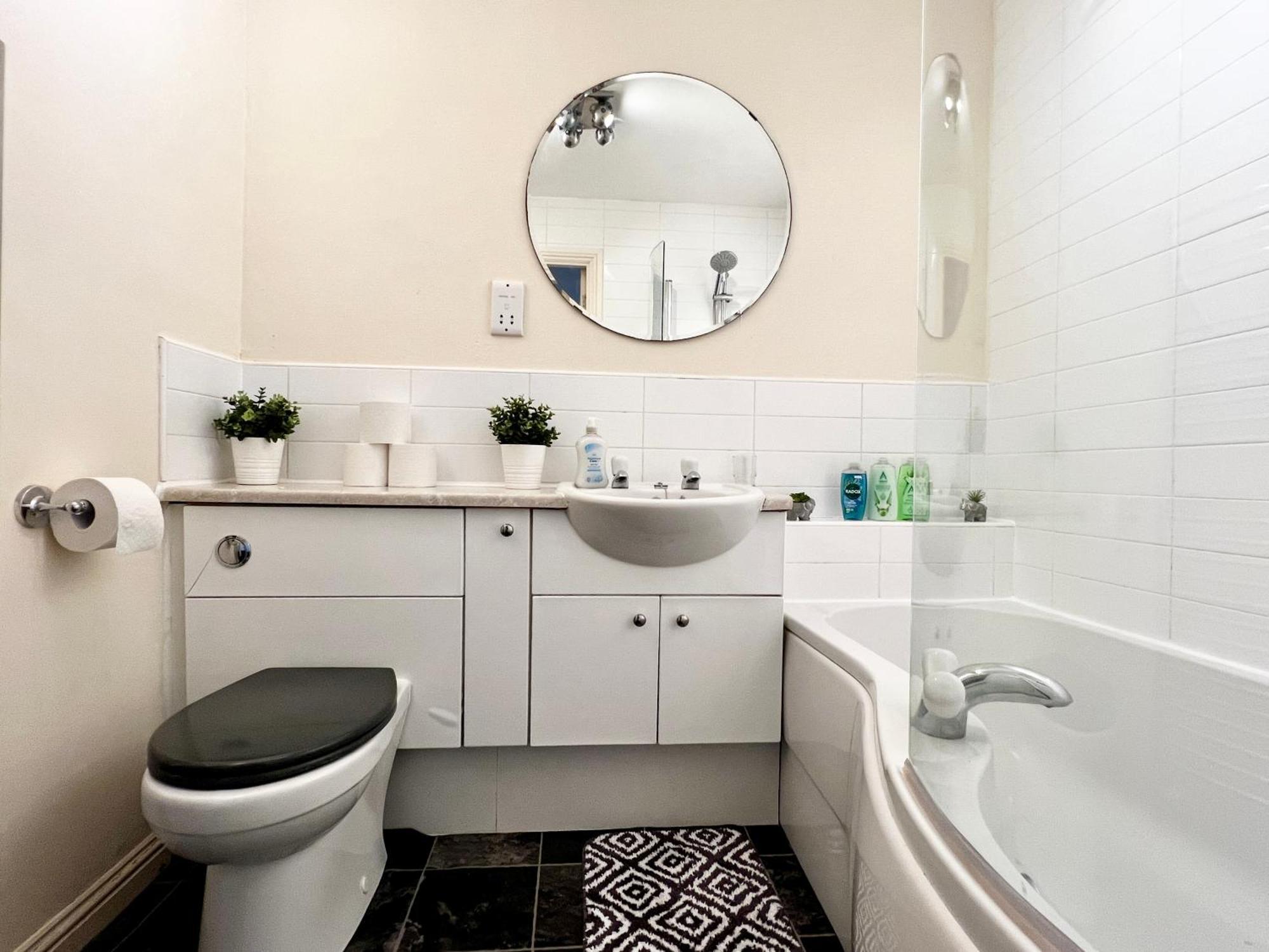 Stylish Modern Flat With Juliet Balcony & Parking Apartment กลาสโกว์ ภายนอก รูปภาพ