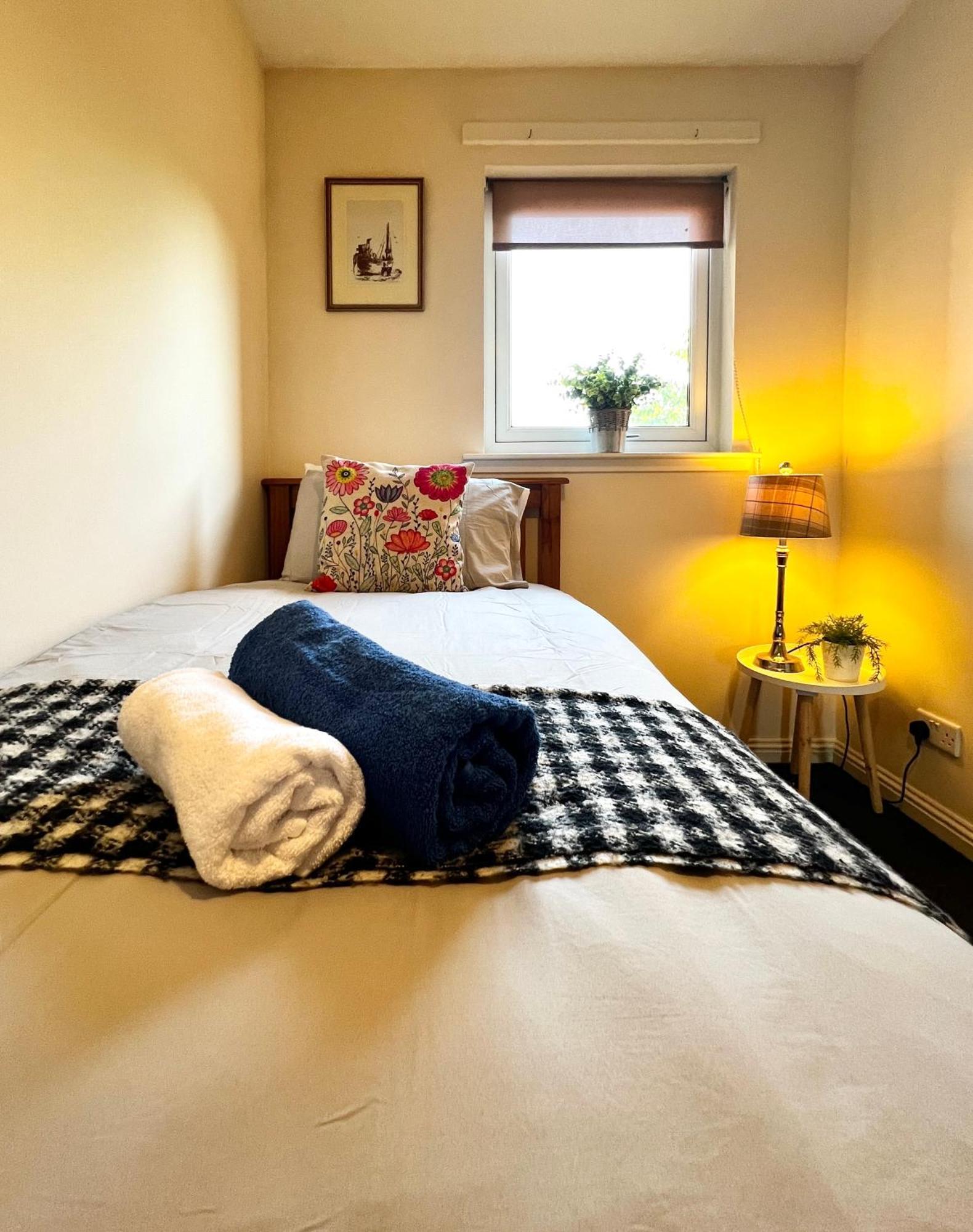 Stylish Modern Flat With Juliet Balcony & Parking Apartment กลาสโกว์ ภายนอก รูปภาพ