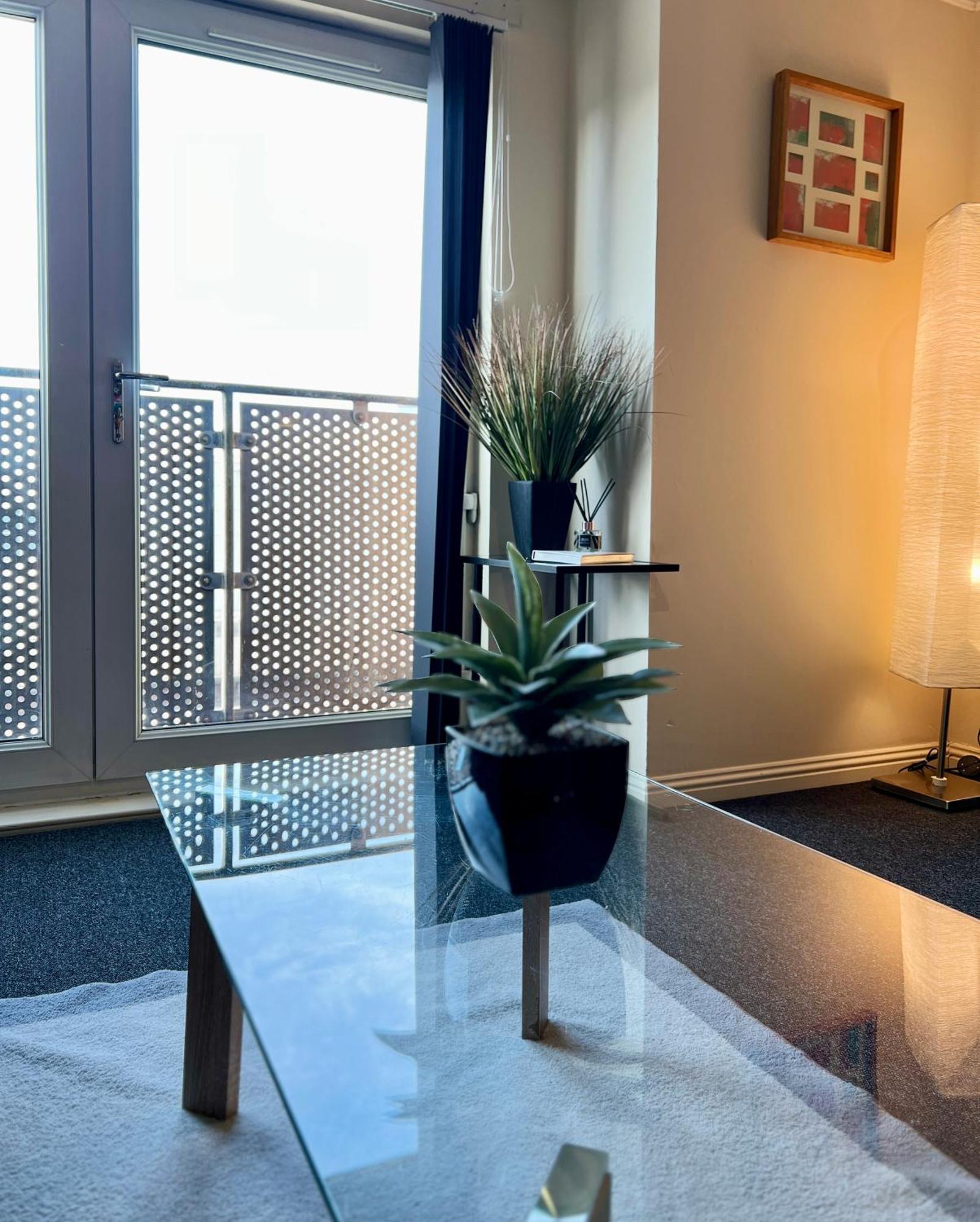 Stylish Modern Flat With Juliet Balcony & Parking Apartment กลาสโกว์ ภายนอก รูปภาพ