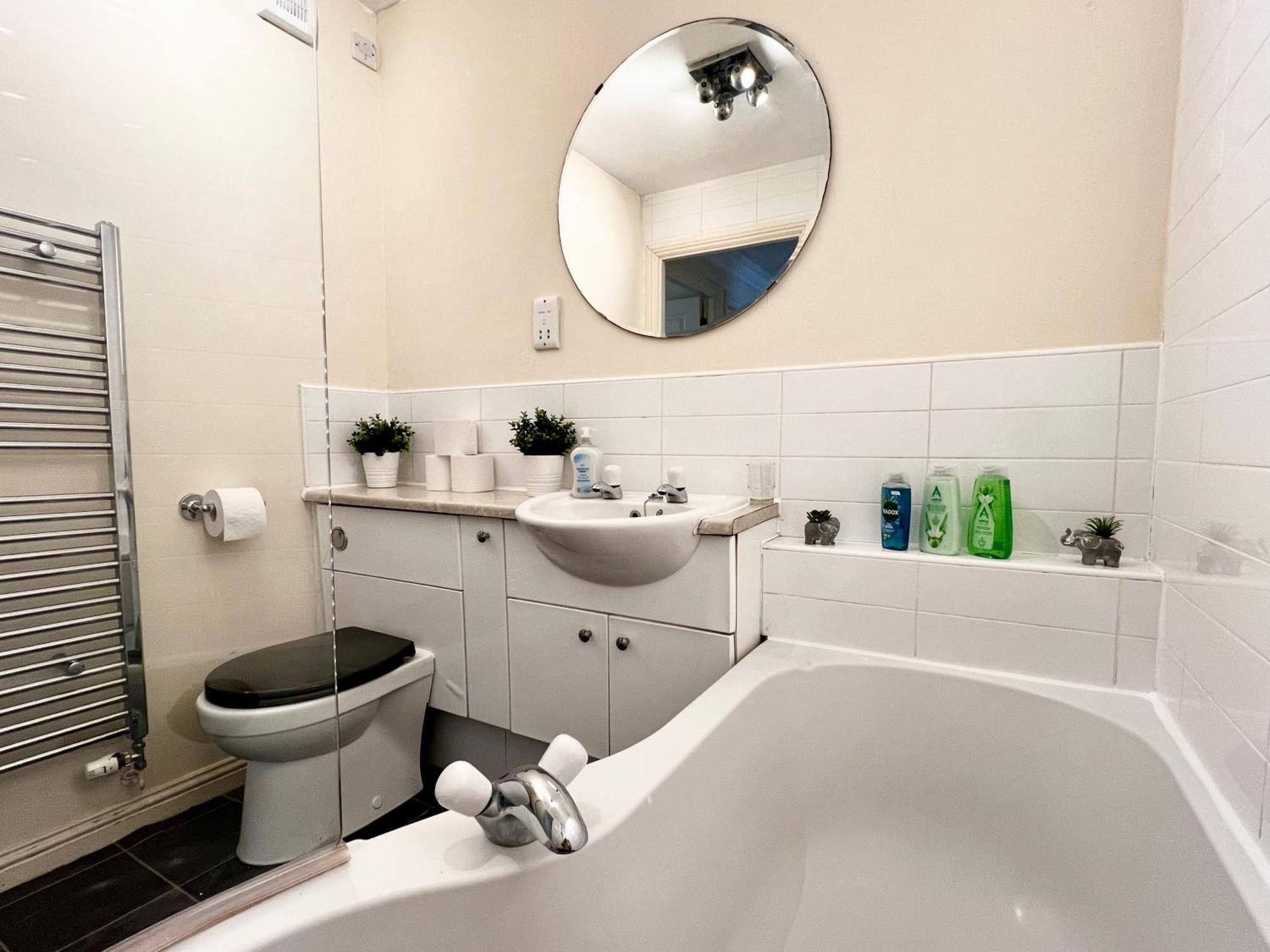 Stylish Modern Flat With Juliet Balcony & Parking Apartment กลาสโกว์ ภายนอก รูปภาพ