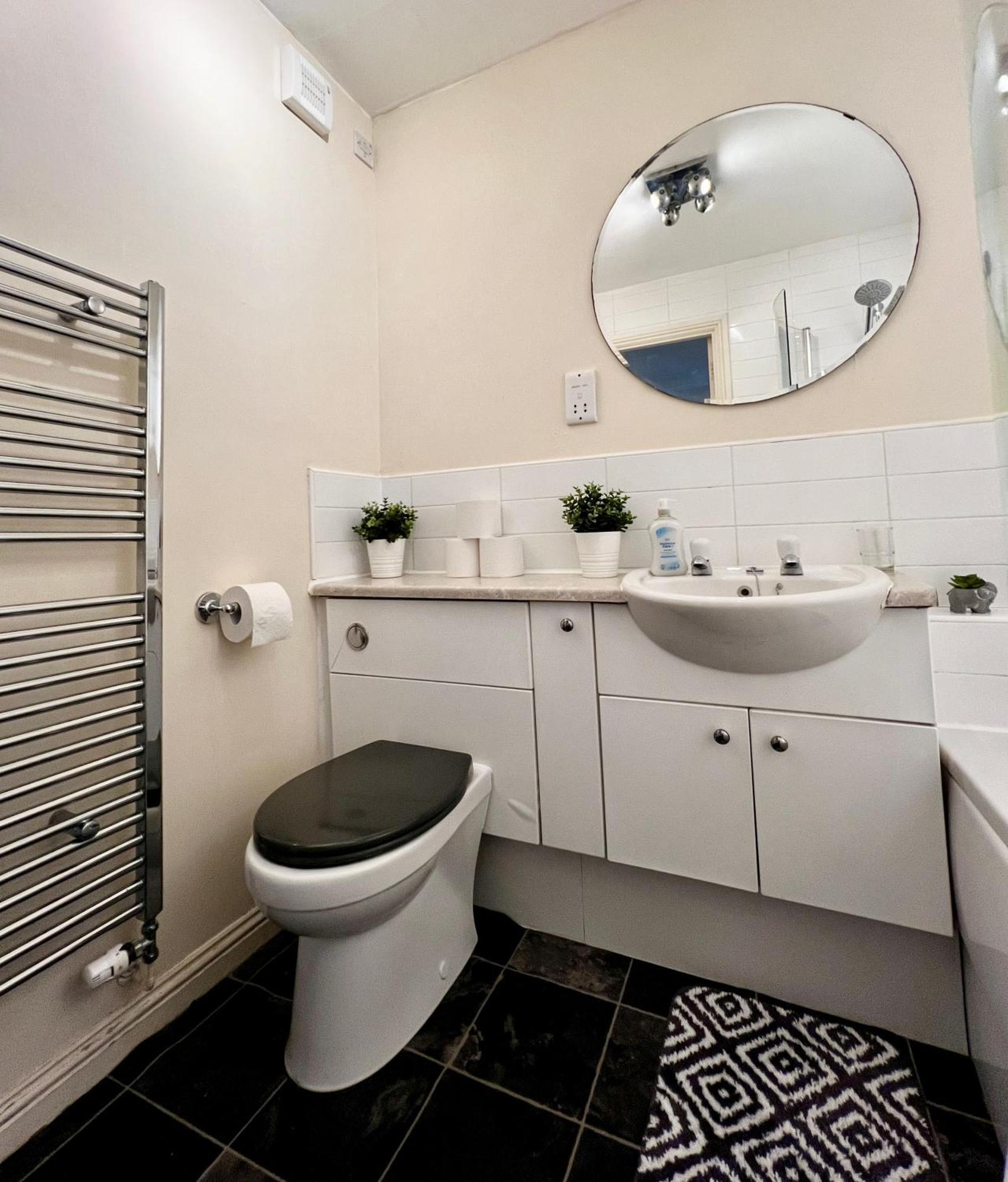 Stylish Modern Flat With Juliet Balcony & Parking Apartment กลาสโกว์ ภายนอก รูปภาพ