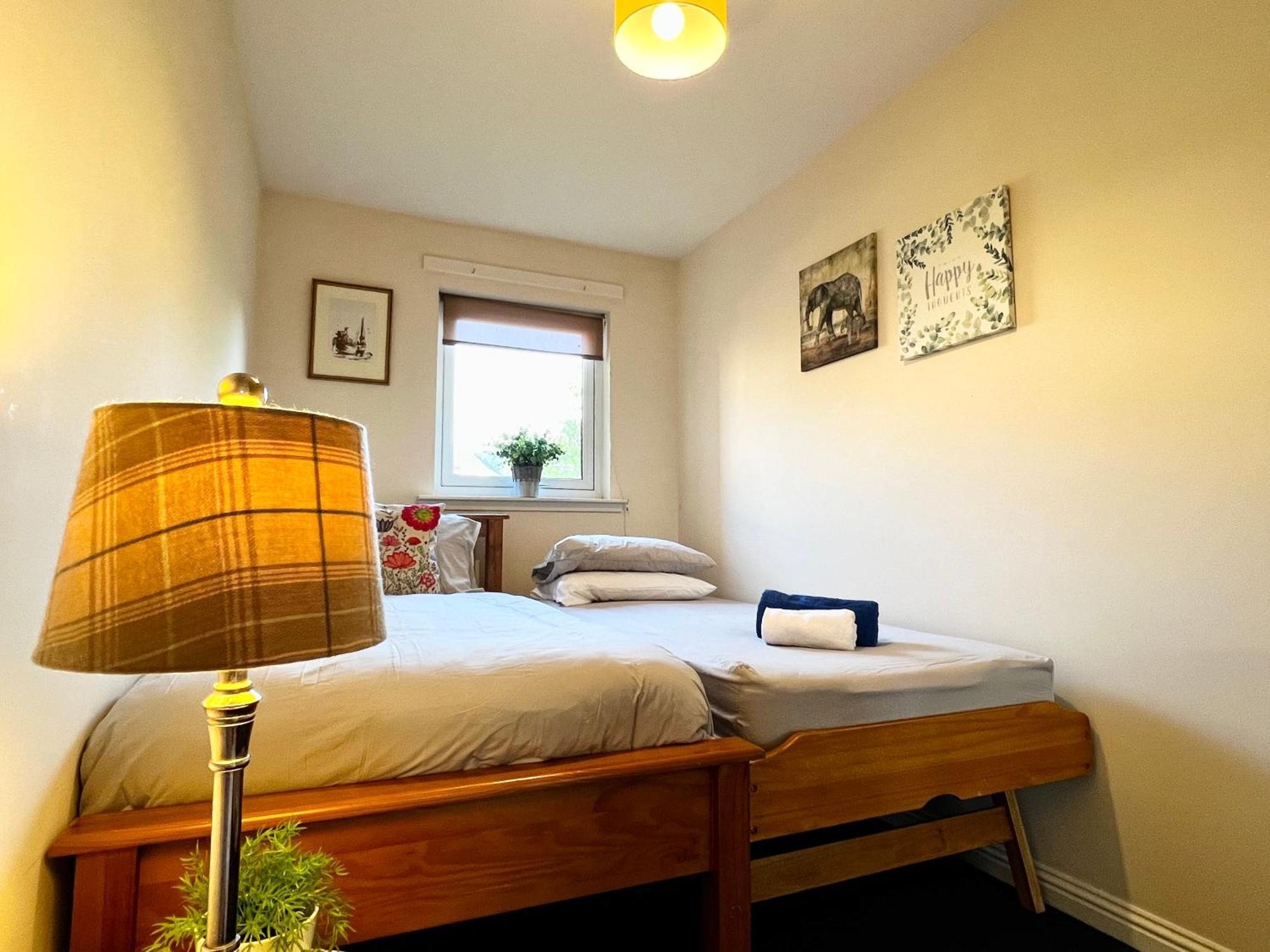 Stylish Modern Flat With Juliet Balcony & Parking Apartment กลาสโกว์ ภายนอก รูปภาพ